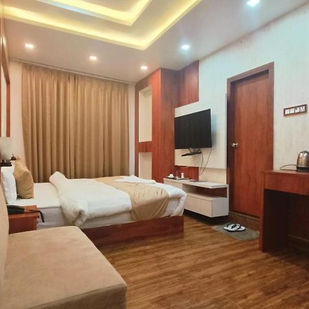 לקנאו V Square Airport Hotel מראה חיצוני תמונה