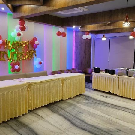 לקנאו V Square Airport Hotel מראה חיצוני תמונה