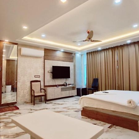 לקנאו V Square Airport Hotel מראה חיצוני תמונה
