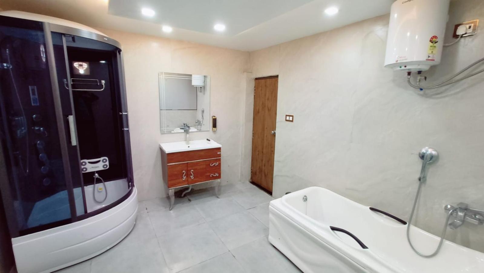 לקנאו V Square Airport Hotel מראה חיצוני תמונה