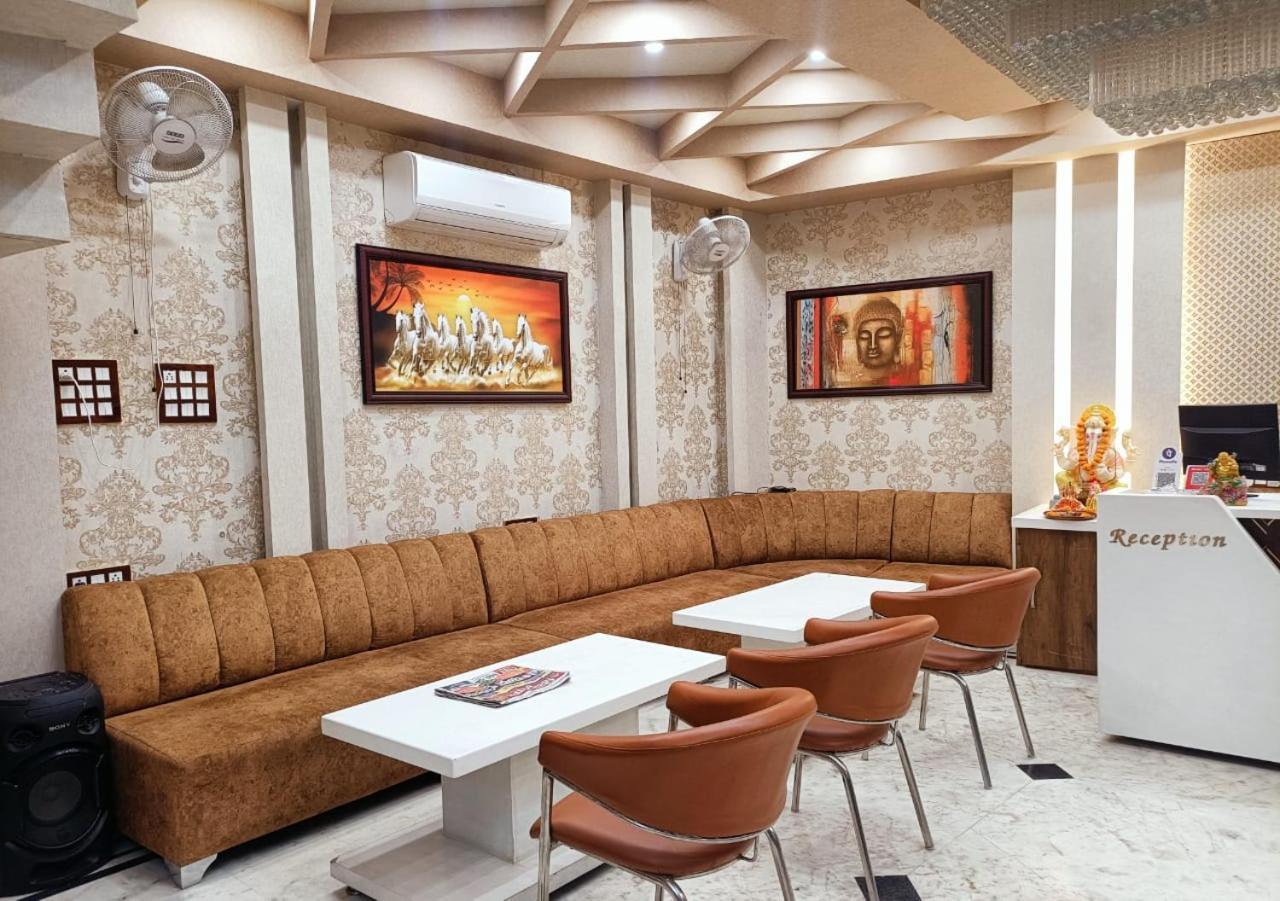 לקנאו V Square Airport Hotel מראה חיצוני תמונה