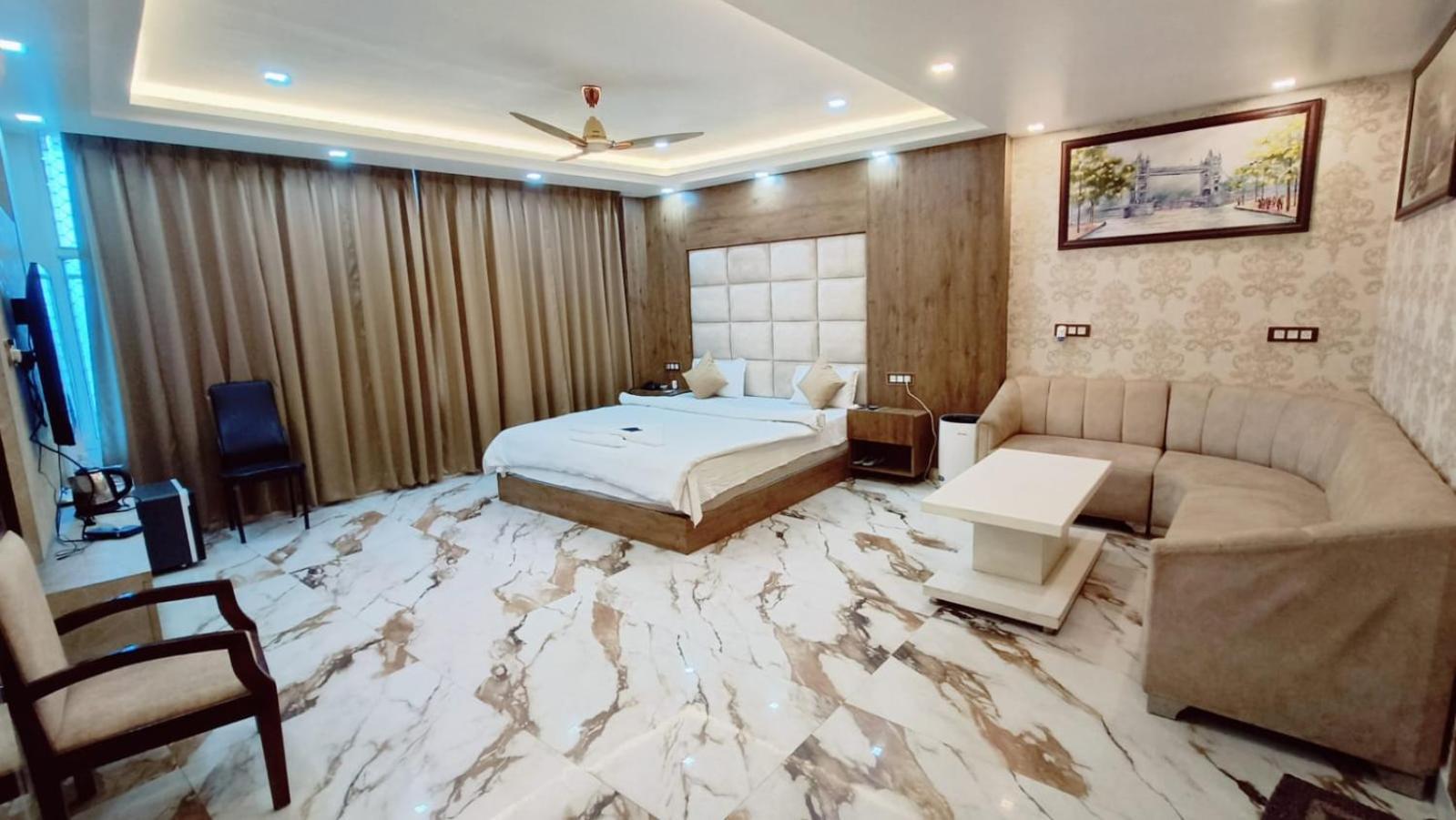 לקנאו V Square Airport Hotel מראה חיצוני תמונה