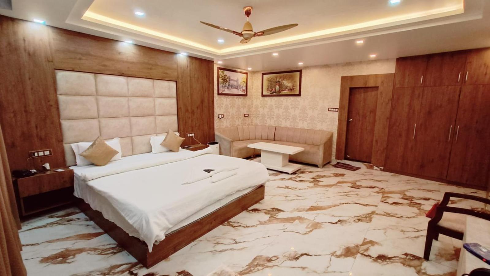 לקנאו V Square Airport Hotel מראה חיצוני תמונה
