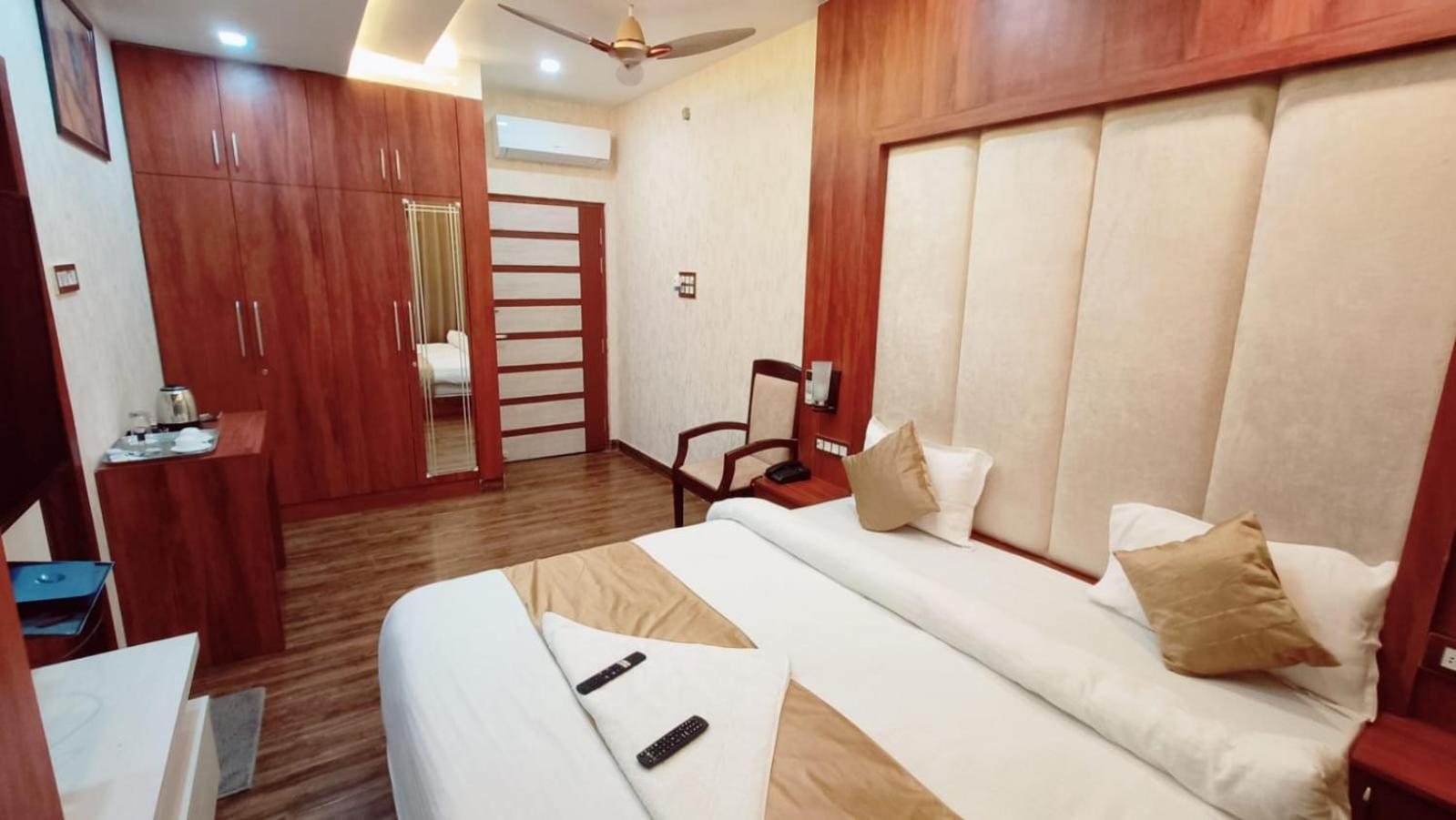 לקנאו V Square Airport Hotel מראה חיצוני תמונה