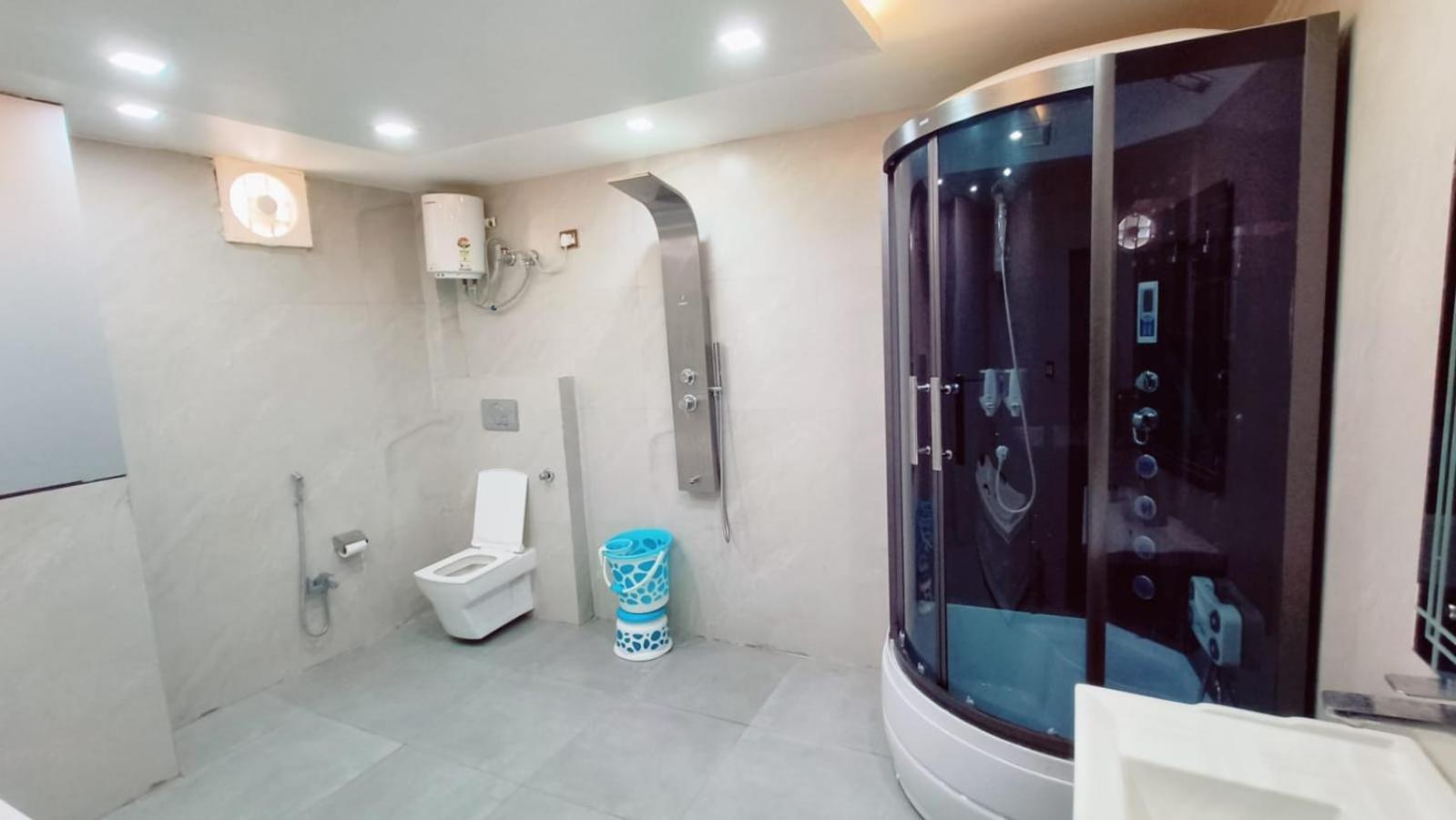 לקנאו V Square Airport Hotel מראה חיצוני תמונה