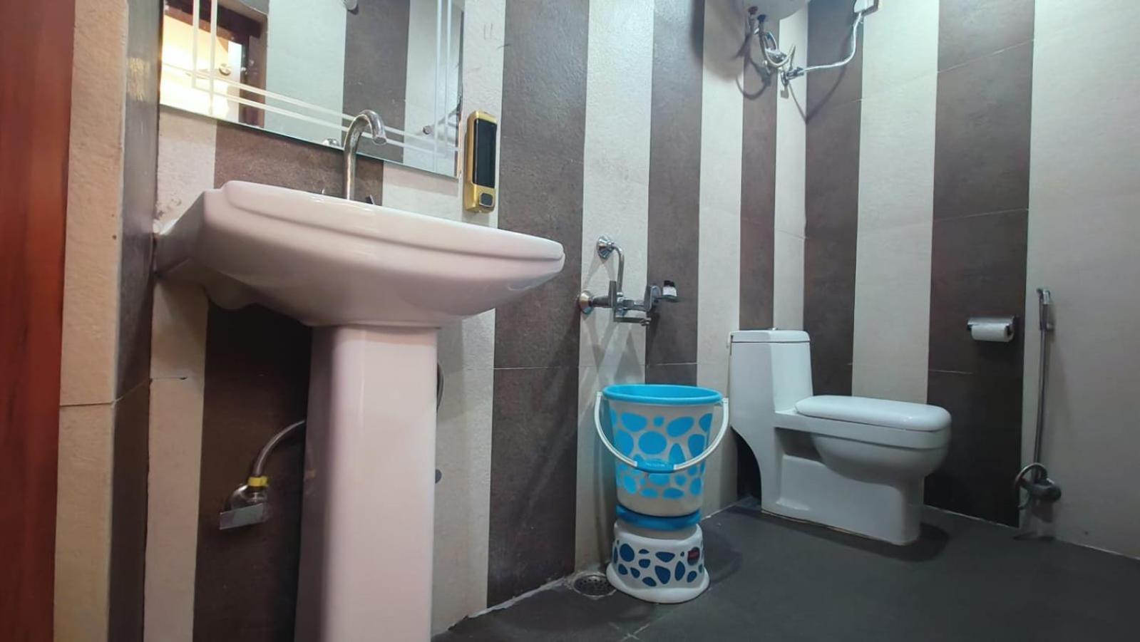 לקנאו V Square Airport Hotel מראה חיצוני תמונה