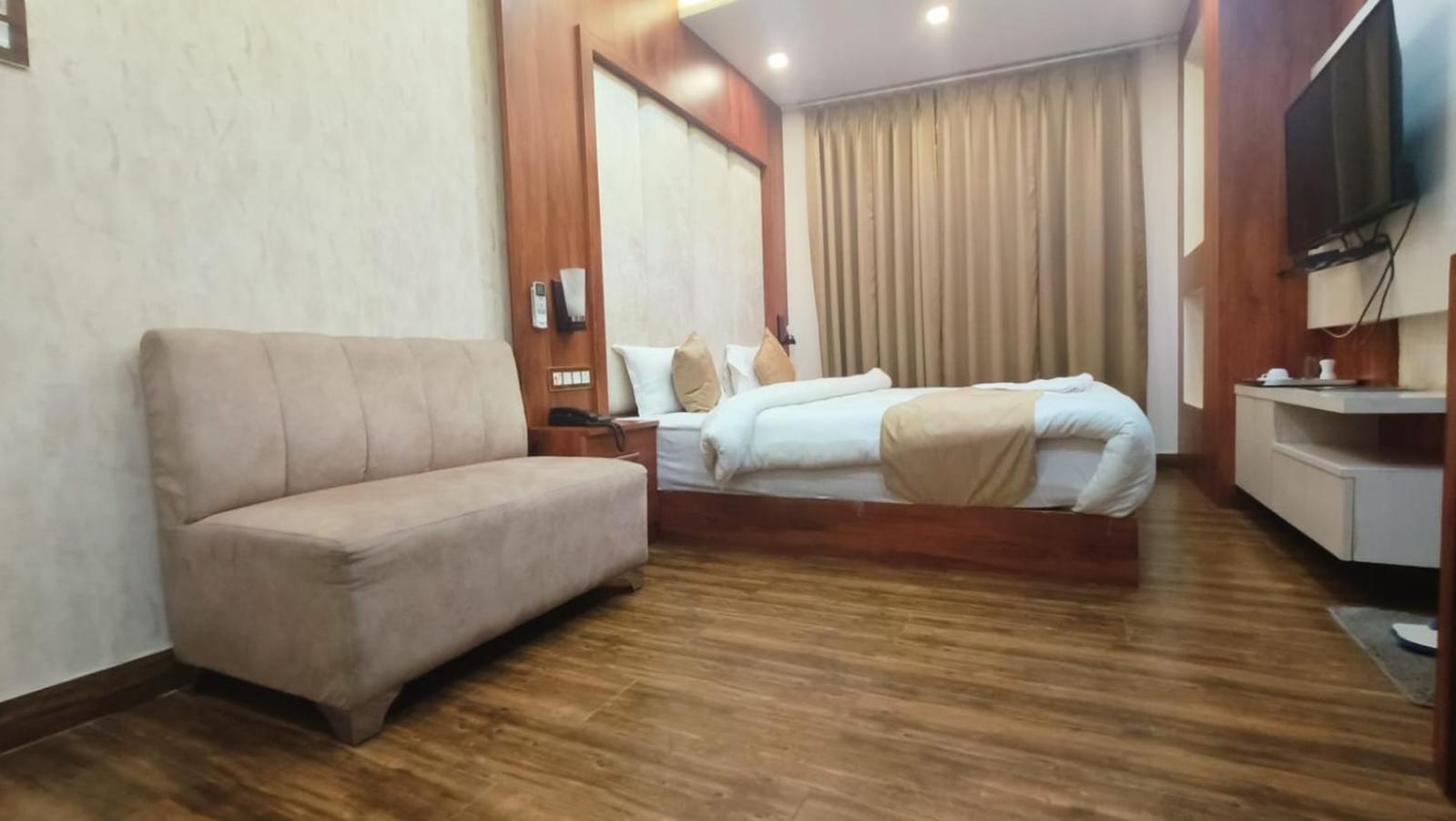 לקנאו V Square Airport Hotel מראה חיצוני תמונה