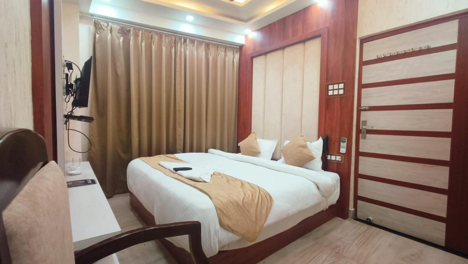 לקנאו V Square Airport Hotel מראה חיצוני תמונה