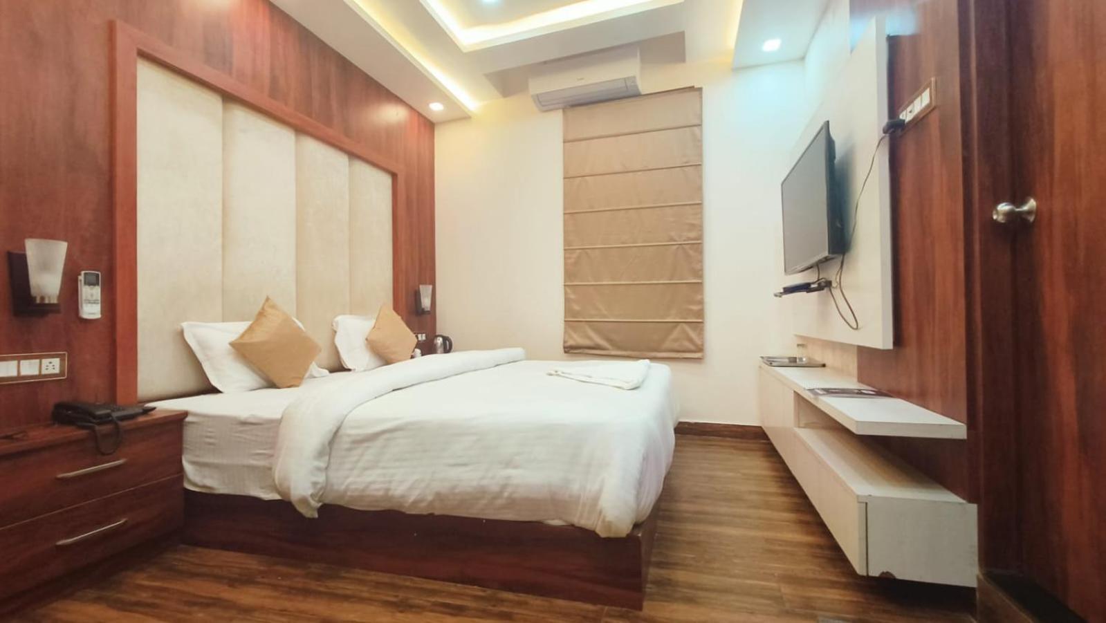 לקנאו V Square Airport Hotel מראה חיצוני תמונה