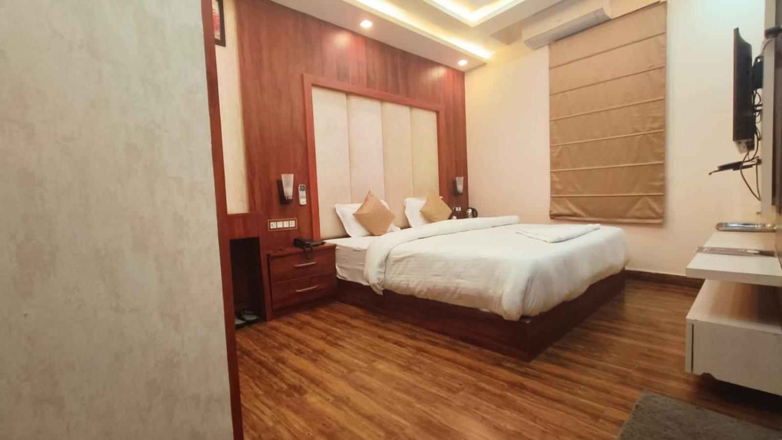 לקנאו V Square Airport Hotel מראה חיצוני תמונה
