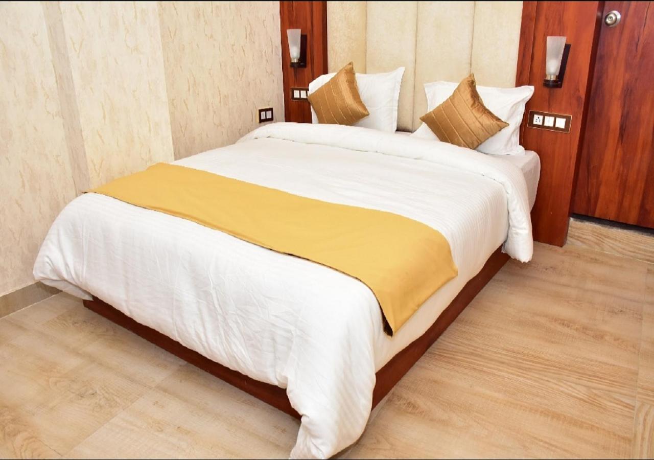 לקנאו V Square Airport Hotel מראה חיצוני תמונה