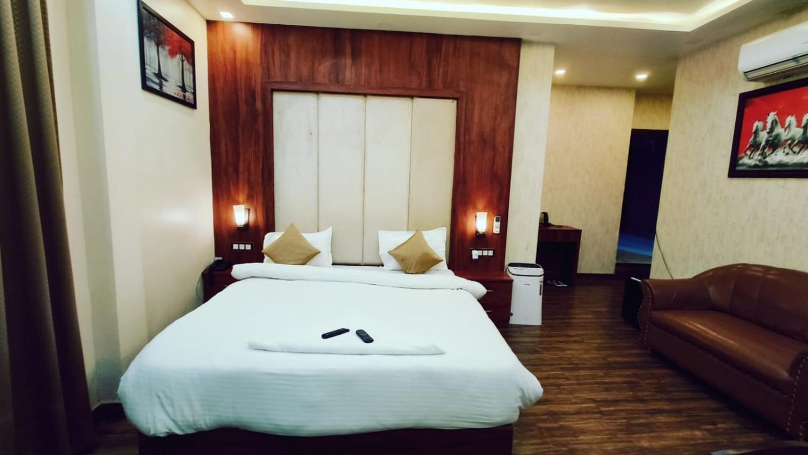 לקנאו V Square Airport Hotel מראה חיצוני תמונה