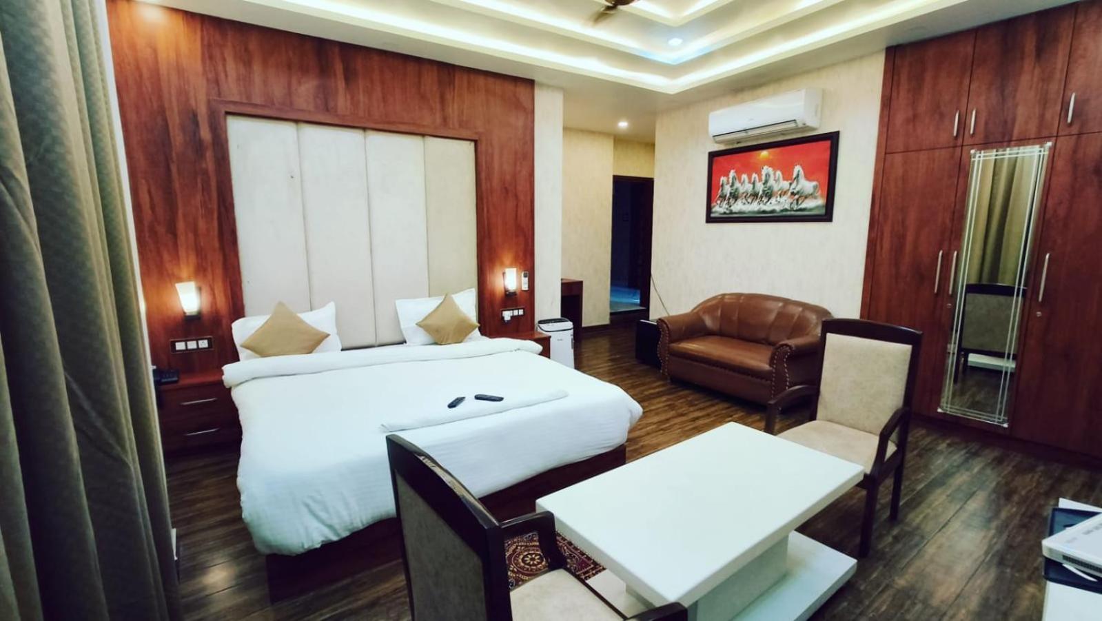 לקנאו V Square Airport Hotel מראה חיצוני תמונה