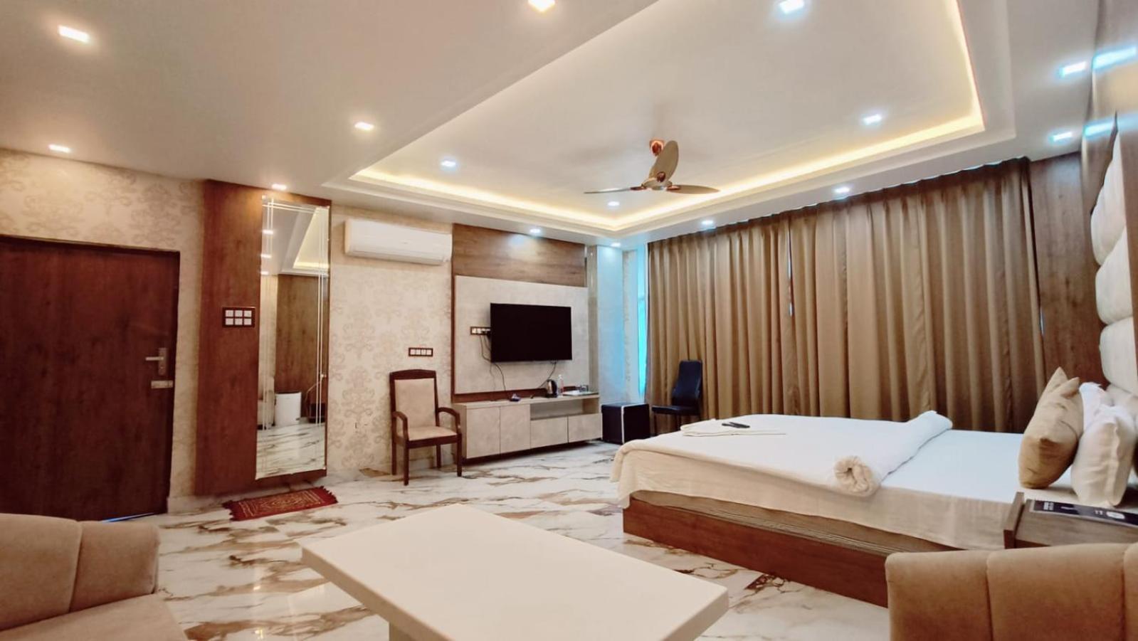 לקנאו V Square Airport Hotel מראה חיצוני תמונה